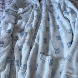 2/25$🍓⭐️ Cozy White and Blue Robe